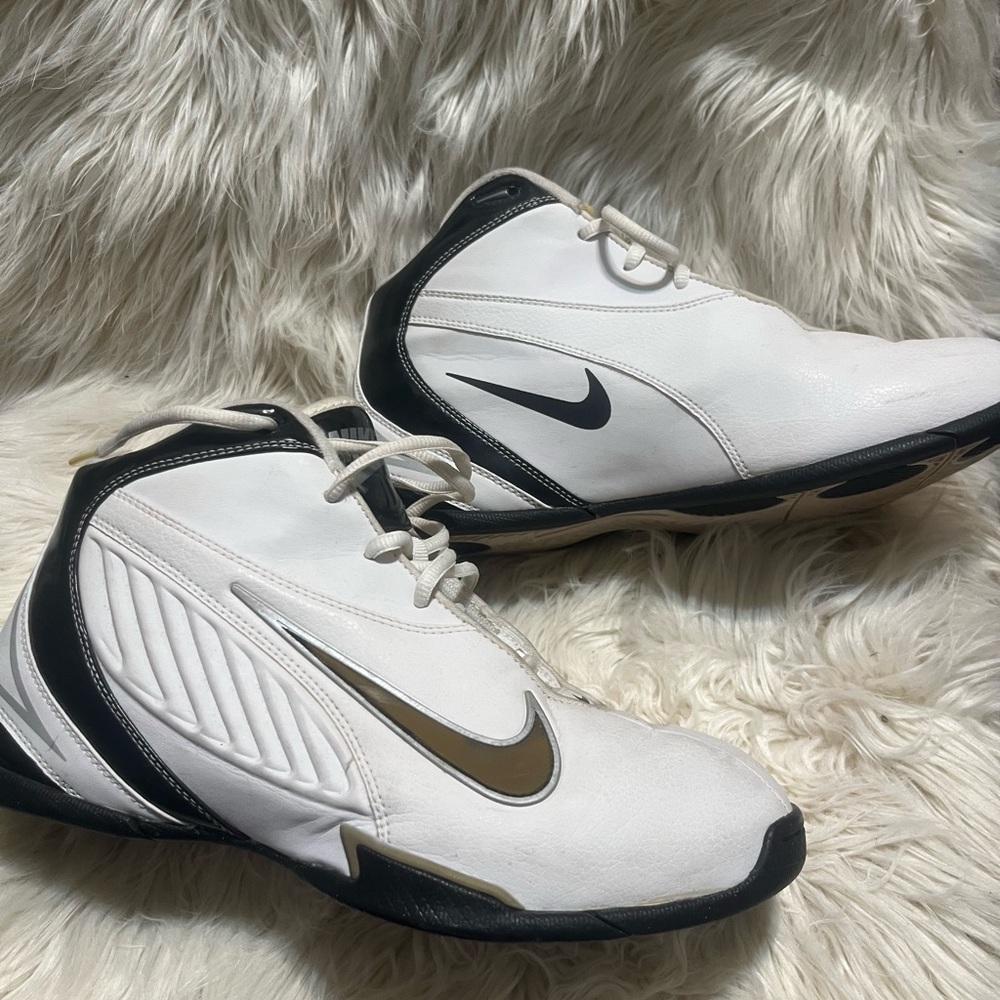 VINTAGE 2009 Nike Air Basketball Shoes - White/Black - Men’s 9.5  like new